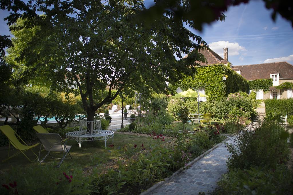Aux Charmes De Maintenon Exterior foto