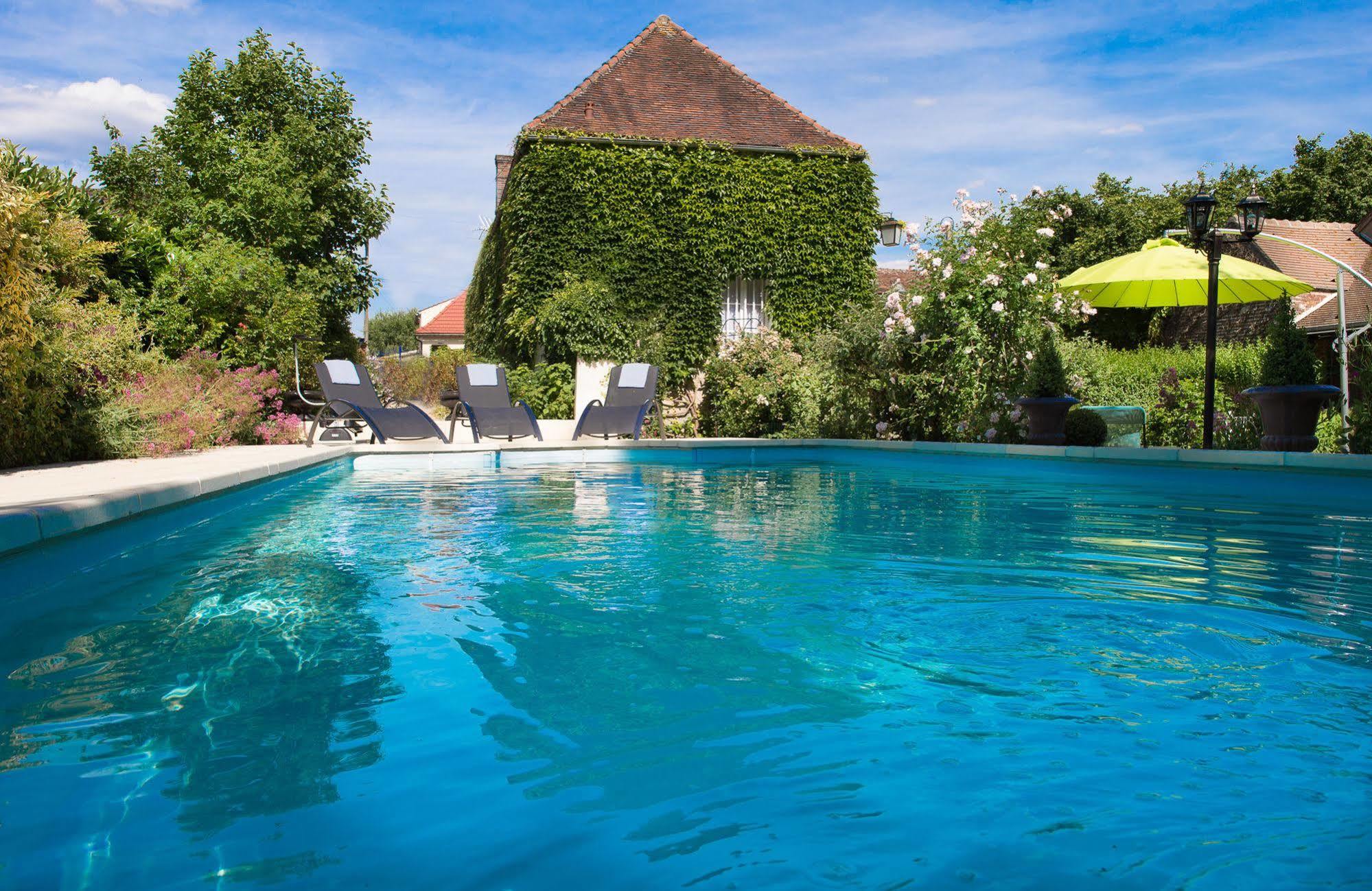 Aux Charmes De Maintenon Exterior foto